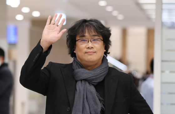 Director Bong Joon-ho waves to cheering crowds after arriving back in Korea after attending the 92nd Academy Awards where his film ″Parasite″ (2019) won four Oscars, at the Incheon International Airport on Feb. 16, 2020. [NEWS1]