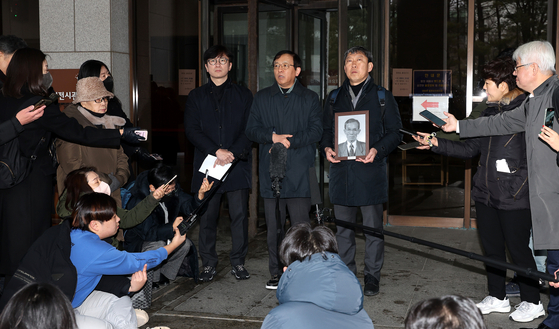 The legal representatives for the family of a late victim of Japan’s wartime forced labor speak to reporters in front of the Supreme Court in southern Seoul after the top court on Thursday ordered Japanese steelmaker Nippon Steel to compensate the plaintiff. [NEWS1]