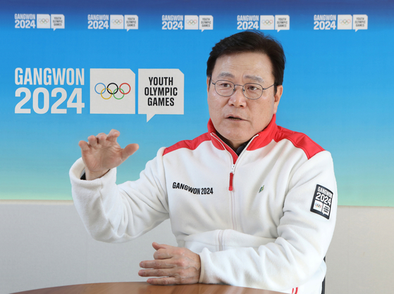 Co-chairperson of the Gangwon Winter Youth Olympics Organizing Committee Choi Jong-ku sits for an interview with the Korea JoongAng Daily at Gangneung-Wonju National University in Gangneung, Gangwon on Wednesday.  [PARK SANG-MOON]