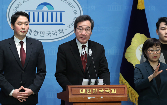 Lee Nak-yon, center, a former prime minister, announces his departure from the liberal Democratic Party (DP) at a press conference at the National Assembly in Yeouido, western Seoul, on Thursday. [NEWS1]