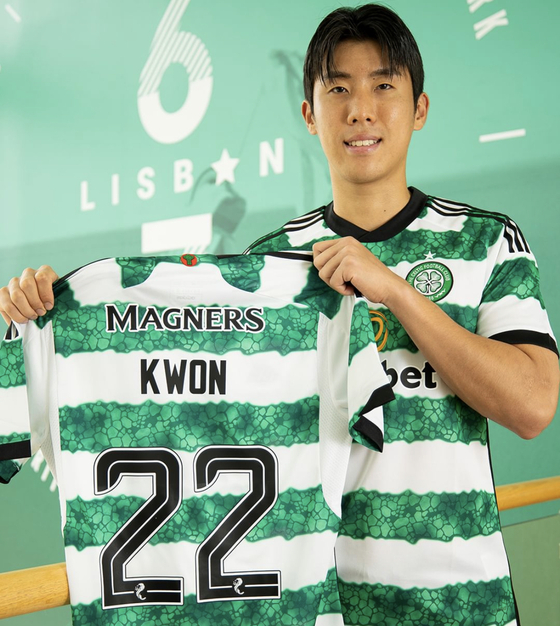Kwon Hyeok-kyu poses with a Celtic shirt after signing with the club on July 24, 2023, in official photos shared on social media. [SCREEN CAPTURE]
