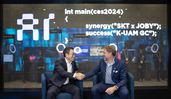 SK Telecom's CEO Ryu Young-sang, left, and Joby Aviation CEO JoeBen Bevirt meet at CES 2024 in Las Vegas on Wednesday. [SK TELECOM]