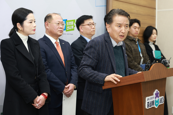 Kim Young-hwan, governor of North Chungcheong, explains the province's plans to attract international students during a press conference on Wednesday. [NORTH CHUNGCHEONG PROVINCIAL OFFICE]