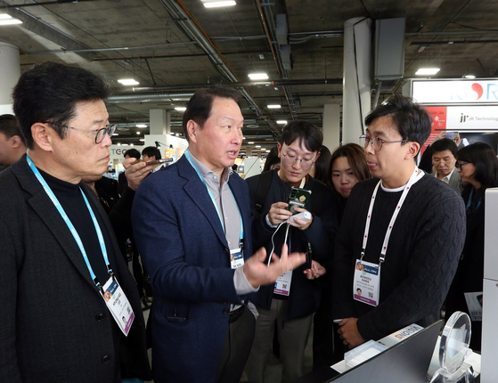 Chey Tae-won, chairman of Korea Chamber of Commerce and Industry, second from left, talks to Kang Bong-su, CEO of AI startup Deepvisions at CES 2024 on Wednesday, local time, in Las Vegas, where he cheered for and supported new Korean companies. [KOREA CHAMBER OF COMMERCE AND INDUSTRY]