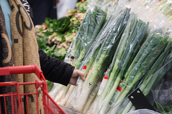 Green onion is sold at a Seoul supermarket in December. [YONHAP] 