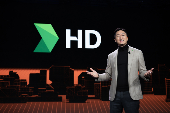HD Hyundai Vice Chairman Chung Ki-sun presents an infrastructure innovation for human sustainability, "Xite Transformation," at a keynote of CES 2024 in Las Vegas, U.S., on Wednesday. [HD HYUNDAI]