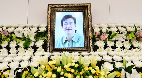 Actor Lee Sun-kyun's funeral altar is set up at the Seoul National University Hospital's funeral home in Jongno District, central Seoul, on Dec. 27, 2023. [NEWS1]