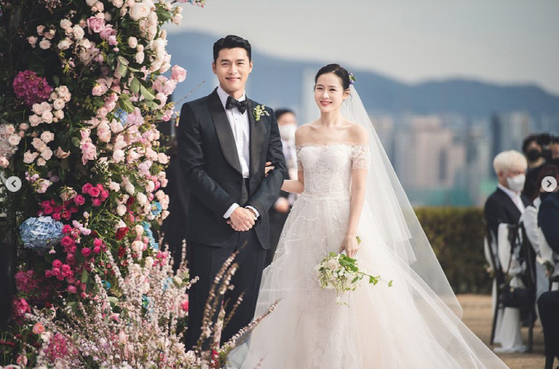 Actor Son Ye-jin and Hyun Bin pose during their wedding ceremony at Grand Walkerhill Hotel in Gwangjin District, eastern Seoul, in March 2022. [NEWS1]
