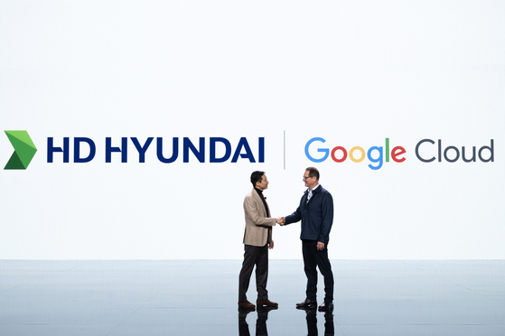 HD Hyundai Vice Chairman Chung Ki-sun, left, shakes hands with Philip Moyer, Google Cloud AI Business Global Vice President, also a guest speaker on the keynote at CES 2024. [HD HYUNDAI]