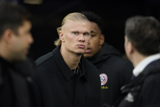 Manchester City's Erling Haaland looks at the field before the Premier League match between Manchester City and Sheffield United at the Etihad stadium in Manchester, England on Dec. 30, 2023. [AP/YONHAP]