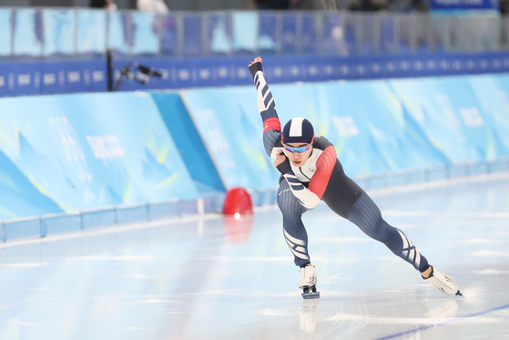 Kim Min-seok skates during a men's 1000-meter race at the 2022 Beijing Winter Olympics at Beijing National Speed Skating Oval in Beijing, China on Feb. 18, 2022. [JOONGANG ILBO] 