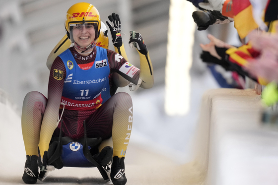 Jessica Degenhardt, front, and Cheyenne Rosenthal celebrate winning the women's doubles race at the Luge World Championships in Oberhof, Germany on Jan. 28, 2023. [AP/YONHAP]