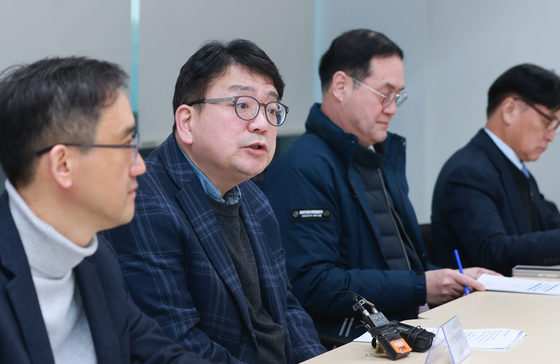 The Trade Ministry spokesperson Choi Nam-ho speaks at an emergency meeting on Sunday with domestic oil refiners and state-run operators to discuss import of domestic crude oil and gas amid ongoing attacks from Yemen’s Iran-aligned Houthi rebels in the Red Sea. [NEWS1]