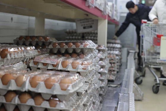 Eggs on sale displayed at a supermarket in Seoul on Sunday. Consumers can buy eggs with a 30 percent discount until Feb. 8 as the government increases subsidies for eggs in anticipation of the spread of the highly pathogenic avian flu and the expected surge in demand before the Lunar New Year holidays which fall in the second week of February. [YONHAP]