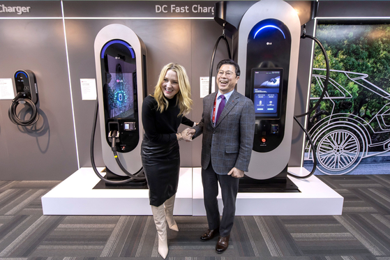 Forth Worth Mayor Mattie Parker, left, and LG Electronics' Jang Ik-hwan, the executive vice president of the corporate IT service business, pose for the photo at LG's EV charger factory at Fort Worth, Texas, on Friday. [LG ELECTRONICS]