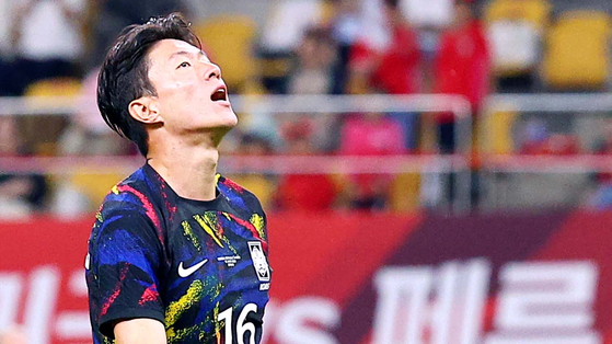Hwang Ui-jo plays in a Korean national team match in Busan last year. The Korea Football Association (KFA) suspended Hwang from the national team until the end of the investigation. [YONHAP]