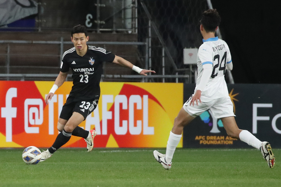 Kim Tae-hwan, left, dribbles the ball during an AFC Champions League match between Ulsan Hyundai, now called Ulsan HD, and Kawasaki Frontale at Ulsan Munsu Football Stadium in Ulsan on Dec. 12, 2023. [NEWS1]