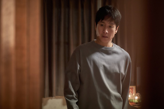 A scene from late actor Lee Sun-kyun's film ″Sleep″ (2023) [LOTTE ENTERTAINMENT]