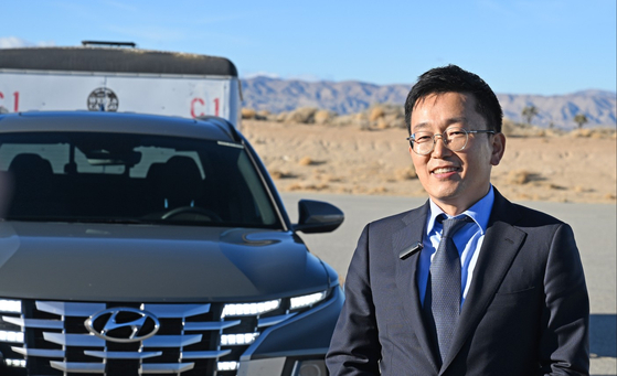 Lee Sung-yop, vice president at Hyundai America Technical Center, speaks to the Korean press at Hyundai's California Proving Grounds, California City. [HYUNDAI MOTOR]
