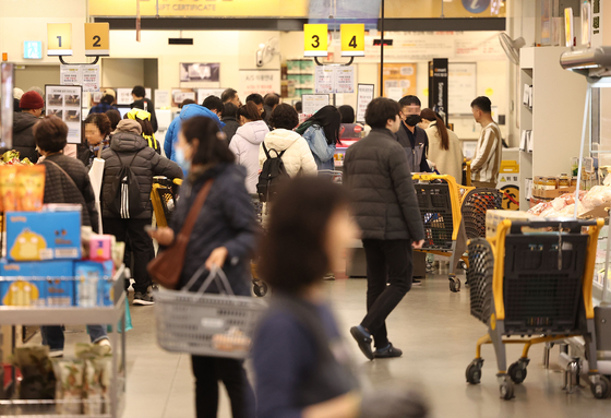 People shop for groceries at a large supermarket in Seoul. [YONHAP]