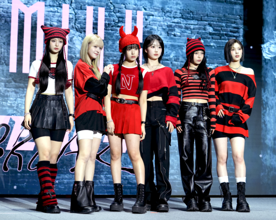 Girl group NMIXX poses for the camera during a press showcase held Monday in southern Seoul ahead of the release of the group's second EP ″Fe3O4: Break.″ [KIM MYEONG-JI]
