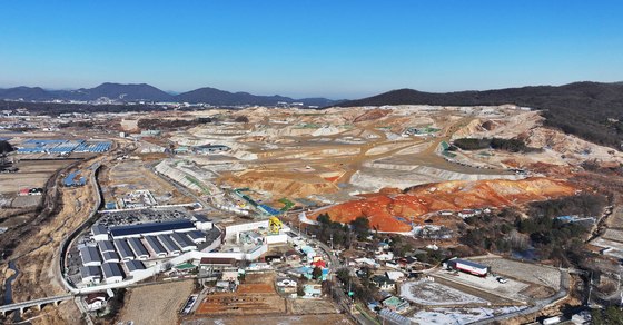 The construction site for a Wonsam chip production plant in Yongin, Gyeonggi, which is part of the semiconductor megacluster in southern Gyeonggi. The government said Monday that a total of 622 trillion won will be invested to build ″the world's largest chip cluster″ by 2042. [YONHAP]