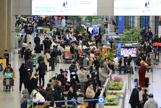 Incheon International Airport Terminal 1 bustles with travelers on Tuesday. [YONHAP]