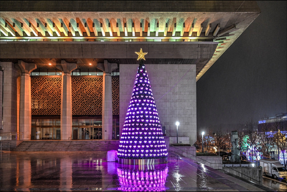 A large tree made from collected cosmetic bottles [AMOREPACIFIC]