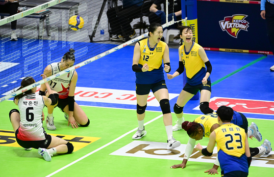 Suwon Hyundai Engineering & Construction Hillstate players, right, celebrate during a V League game against the Daejeon Jung Kwan Jang Red Sparks at Suwon Gymnasium in Suwon, Gyeonggi on Sunday. [YONHAP]