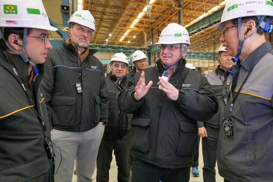Renault brand CEO Fabrice Cambolive inspects Renault Korea Motors' Busan plant. [RENAULT KOREA MOTORS]