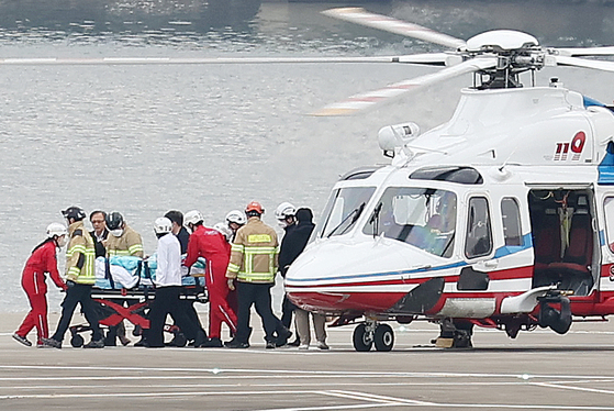 Democratic Party leader Lee Jae-myung arrives by emergency helicopter in Dongjak District, central Seoul, to be transferred to Seoul National University Hospital after he was stabbed in the neck in Busan on Jan. 2. [NEWS1]