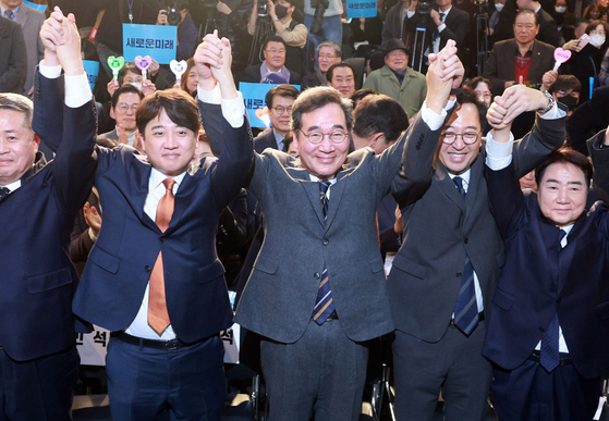 Lee Nak-yon, center, a former chief of the Democratic Party (DP), joins hands with Lee Jun-seok, left, former head of the People Power Party, left, and former DP lawmaker Keum Tae-sup, right, at a launching ceremony of a steering committee in Dongjak District, southern Seoul, Tuesday. The committee will prepare to launch Lee Nak-yon’s new political party, amid expectations that the former prime minister will lead a coalition of minor parties ahead of the April general elections. [YONHAP]