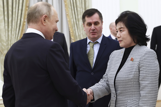 Russian President Vladimir Putin, left, greets North Korean Foreign Minister Choe Son-hui during their meeting at the Kremlin in Moscow on Tuesday. [AP/YONHAP] 