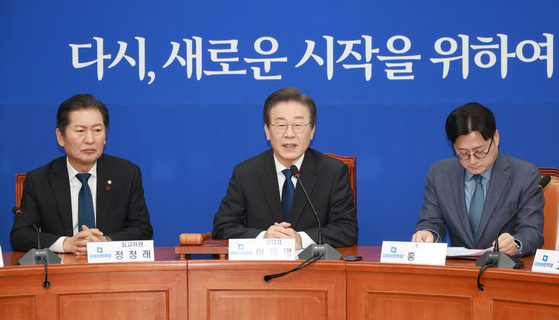 Lee Jae-myung, center, chairman of the Democratic Party (DP), convenes a supreme council meeting at the National Assembly in western Seoul on Wednesday, marking a return to work 15 days after he was stabbed in the neck in Busan. [YONHAP]