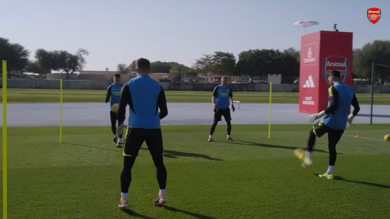 The Arsenal squad trains in Dubai. [ONE FOOTBALL]
