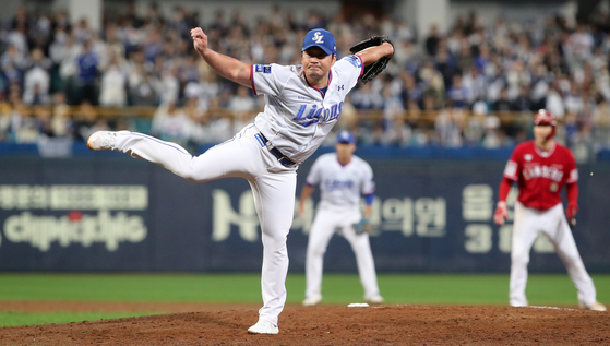 Samsung Lions closer Oh Seung-hwan pitches during the ninth inning of a game against the SSG Landers at Samsung Lions Park in Daegu on Oct. 14, 2023. [NEWS1]