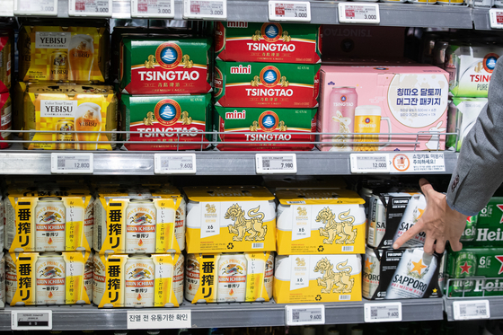 Chinese Tsingtao beer and Japanese Sapporo beer, along with other beer imports, are displayed at a supermarket in Seoul in November. [NEWS1]