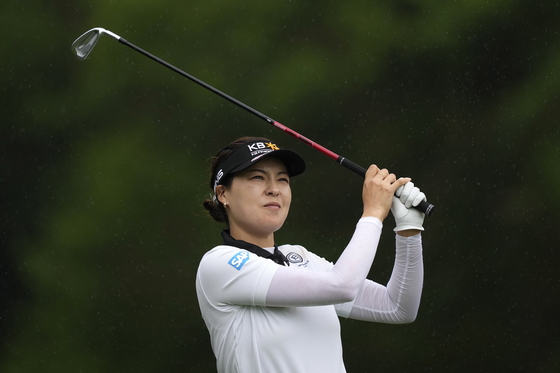 Chun In-gee watches her tee shot on the 17th hole during the first round of the Chevron Championship on April 20, 2023, in The Woodlands, Texas. [AP/YONHAP]