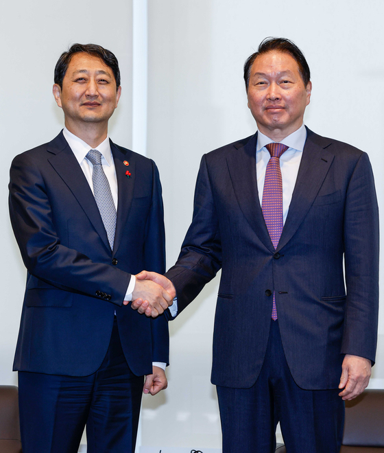Trade Minister Ahn Duk-geun, left, shakes hands with Chey Tae-won, chairman of Korea Chamber of Commerce and Industry, after a meeting to discuss ways to improve economic vitality on Wednesday in central Seoul. Ahn and Chey emphasized the importance of reviving exports and pioneering small business markets. [YONHAP]