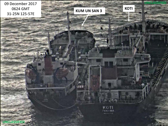 The photo is not directly related to the story. The U.S.-designated North Korean vessel Kum Un San 3 conducts a ship-to-ship transfer, possibly of oil, with the Panama-flagged Koti in an effort to evade sanctions on Dec. 9, 2017. [JOONGANG PHOTO] 