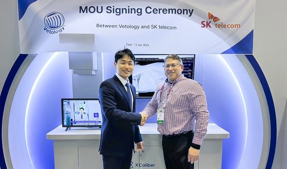 SK Telecom’s Son In-hyuk, head of global solution AIX, and Vetology Innovations CEO Seth Wallack pose for the photo at VMX 2024 in Orlando, Florida. [SK TELECOM]
