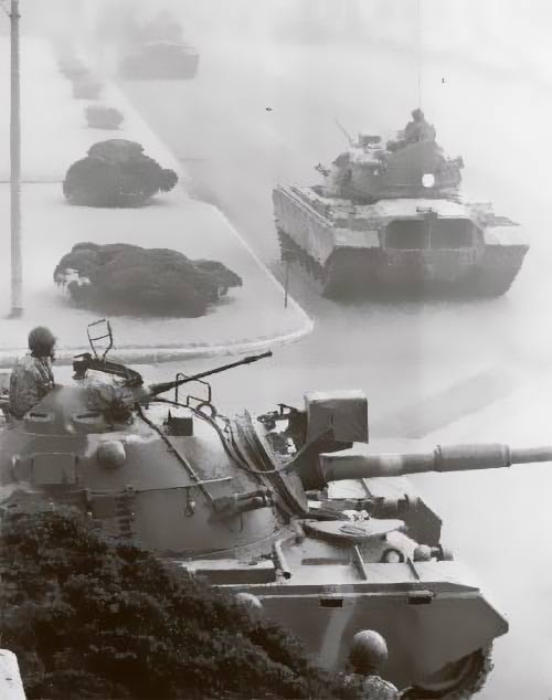 General Roh Tae-woo's tanks in Gwanghwamun, central Seoul on Dec. 12, 1979 [JOONGANG PHOTO] 