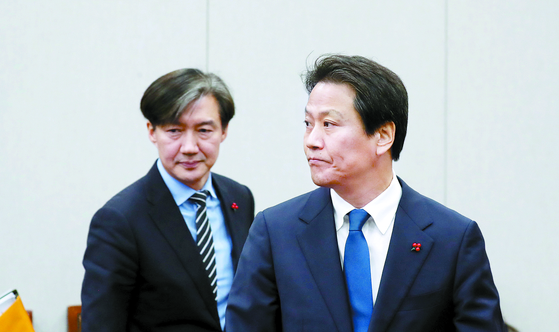 From right, Lim Jong-seok, presidential chief of staff of the former Moon Jae-in government, and Cho Kuk, then-presidential secretary for civil affairs, at a National Assembly meeting in Seoul in a file photo dated Dec. 31, 2018. [KIM KYUNG-ROK]