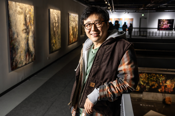 Actor Park Shin-yang poses for a photo at the mM Art Center in Pyeongtaek, Gyeonggi, where his first solo exhibition is being held. The actor-turned-painter’s workroom is reproduced on the art center's first floor, from whence he draws. [KIM SANG-SEON] 