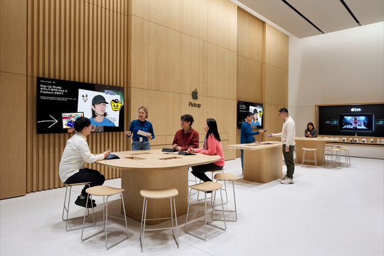 Customers can drop by the store to participate in Today at Apple sessions. [APPLE]