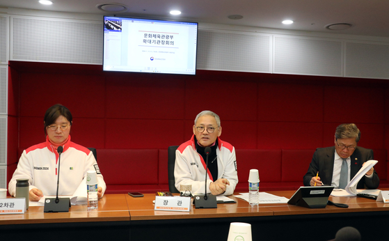 Culture Minister Yu In-chon, center, speaks during the meeting of government institutions affiliated with his ministry at the government complex in Sejong on Wednesday. [YONHAP] 