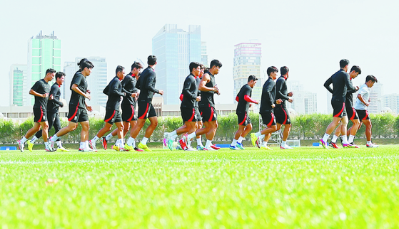 The Korean national team trains at the Al-Egla training site in Doha, Qatar on Wednesday.  [YONHAP]
