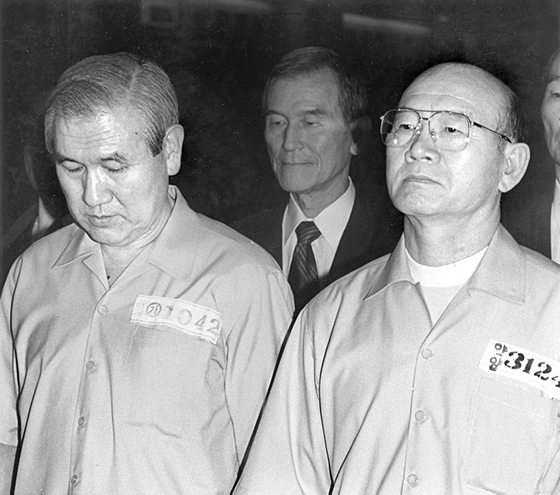 Korea's former presidents Roh Tae-woo, left, and Chun Doo Hwan, stand in trial in 1995 on charges of masterminding the coup d'etat that brought them to power in 1979. [JOONGANG PHOTO] 