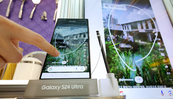  A user experiences Galaxy S24 Ultra's "Circle to Search" AI feature co-developed with Google at Times Square in Yeongdeungpo District in western Seoul on Thursday. [NEWS1]