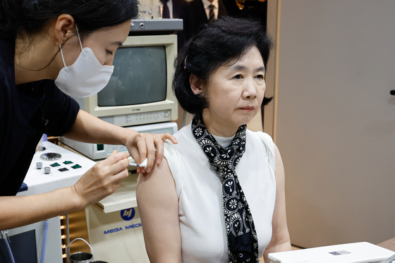 Jee Young-mee, commissioner of the Korea Disease Control and Prevention Agency, receives her Covid-19 and influenza vaccinations at a clinic in Mapo District, western Seoul, on Nov. 2. [JOINT PRESS CORPS]